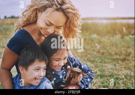 Mutter mit Tochter und Sohn spielen Stockfoto