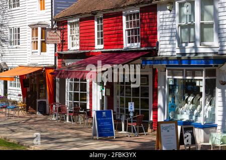 Eine Reihe von hübschen Geschäften und Unternehmen in tenterden High Street, High weald, kent, großbritannien Stockfoto