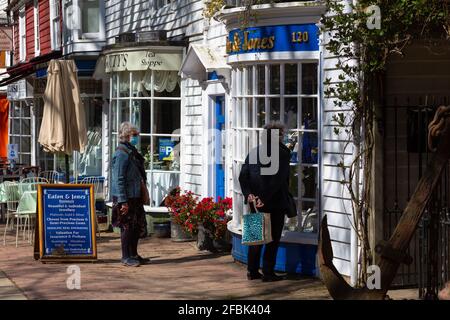 Eine Reihe von hübschen Geschäften und Unternehmen in tenterden High Street, High weald, kent, großbritannien Stockfoto