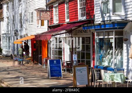 Eine Reihe von hübschen Geschäften und Unternehmen in tenterden High Street, High weald, kent, großbritannien Stockfoto