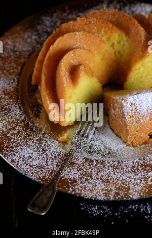 Studioaufnahme von frischem Gugelhupf-Kuchen mit Puderzucker Stockfoto