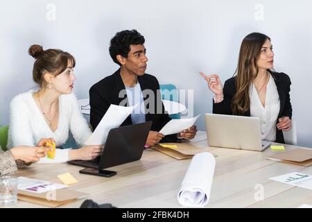 Geschäftsleute, die während des Meetings diskutieren Stockfoto
