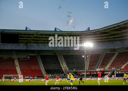 ALKMAAR, NIEDERLANDE - 23. APRIL: Feuerwerk über dem Stadion während des niederländischen Keukenkampioendivisie-Spiels zwischen AZ U23 und Cambuur im AFAS Stadion o Stockfoto