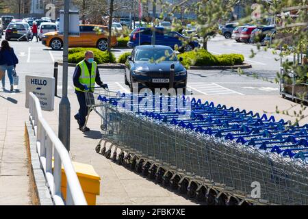 Tesco-Mitarbeiter für den Trolley-Einkaufsbummel, großbritannien Stockfoto