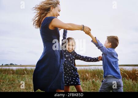 Mutter genießt mit Tochter und Sohn Stockfoto