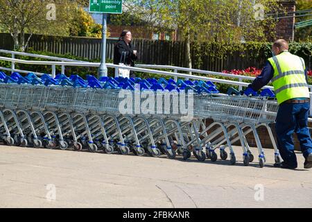 Tesco-Mitarbeiter für den Trolley-Einkaufsbummel, großbritannien Stockfoto