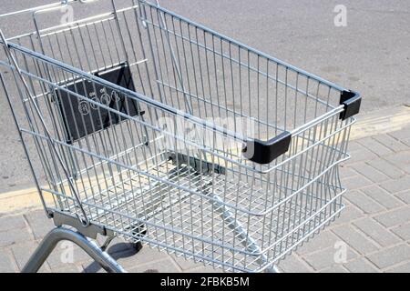 Einkaufswagen auf dem Bürgersteig aus der Nähe Stockfoto