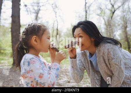 Mutter und Tochter spielen im öffentlichen Park Stockfoto