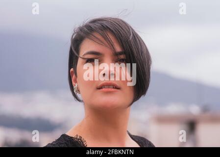 Nachdenkliche Flamenco-Tänzerin schaut weg Stockfoto