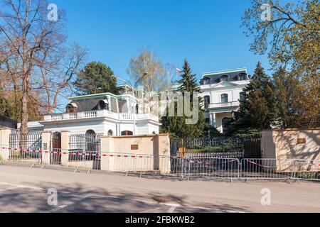 Prag - April 23: Botschaft der Russischen Föderation in Dejvice am 23. April 2021 in Prag, Tschechische Republik. Das Eingangstor zur Botschaft mit Polizeibeamten Stockfoto