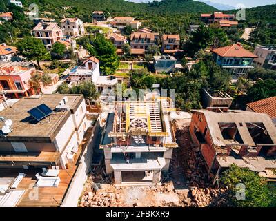 Baustelle eines Hauses. Blick von einer Drohne im Hintergrund der Stadt Stockfoto