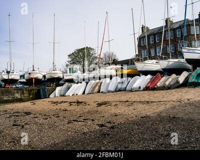 Eine Mischung aus Sportbooten oder Yachten Reihen sich am Kai im Hafen von Fisherrow in der Nähe von Edinburgh an. Stockfoto