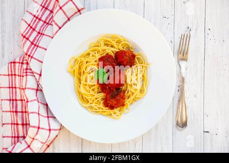 Teller mit Spaghetti mit vegetarischen Hackfleischbällchen Stockfoto