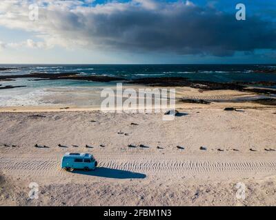 Luftaufnahme von Van am Strand auf Fuerteventura Stockfoto