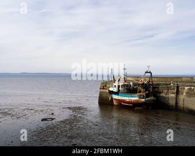 Garnelenschlepper wurde bei Ebbe am Hafeneingang in Fisherrow, in der Nähe von Edinburgh, festgebunden. Stockfoto