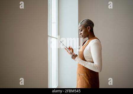 Frau mit digitalen Tablette zu Hause Stockfoto