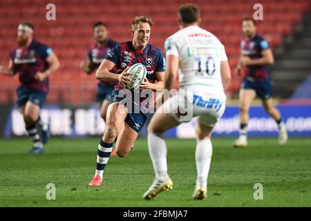 Bristol, Großbritannien. April 2021. Max Malins aus Bristol bezeugt den Angriff auf Joe Simmonds von Exeter Chiefs in Bristol, Großbritannien am 4/23/2021. (Foto von Mike Jones/News Images/Sipa USA) Quelle: SIPA USA/Alamy Live News Stockfoto