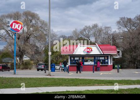 Ottawa, Ontario, Kanada - 17. April 2021: Am begehbaren Serviceschalter einer Dairy Queen (DQ) an der Merivale Road stehen Menschen an. Stockfoto