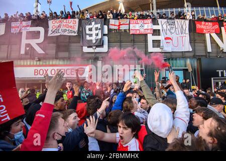 London, Großbritannien. 23. April 2021. Arsenal-Fans protestieren nach dem Versuch, die europäische Super League abzureißen, vor einem Premier League-Spiel gegen Everton im Emirates Stadium, London, gegen den Clubbesitzer Stan Kroenke. Bilddatum: Freitag, 23. April 2021. Bildnachweis sollte lauten: Matt Crossick/Empics/Alamy Live News Stockfoto