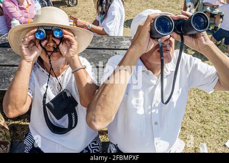 Miami Beach, Florida, Haulover Beach Park Kite Day Festival, Großeltern Senioren pärchen mit Fernglas, Mann Frau, Stockfoto