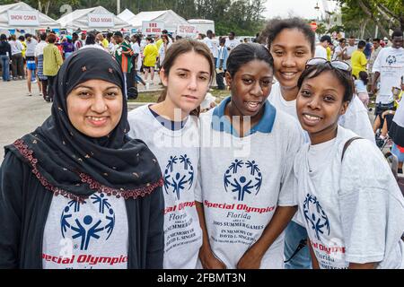 Florida North Miami FIU Campus Special Olympics Summer Games, geistig behinderte Erwachsene Freiwilliger Trainer muslimische schwarze Studenten, Freunde, Stockfoto
