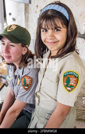 Miami Florida, Homestead Biscayne National Park, hispanische Frau weibliche Park Ranger Student Mädchen Freiwillige, trägt Uniform Patch, Stockfoto