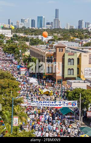 Miami Florida, Little Havana, Calle Ocho Carnaval, Karneval Hispanic Festival Street fair, Banner Menschenmenge Luft über dem Frrom Blick Stadt Skyline