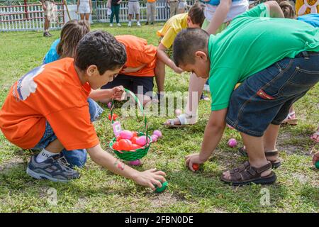 Miami Florida, Papagei Jungle Island Easter Egg Hunt, Easter Seals Charity hispanische Jungen Korb sammeln sammeln Plastikeier, Stockfoto