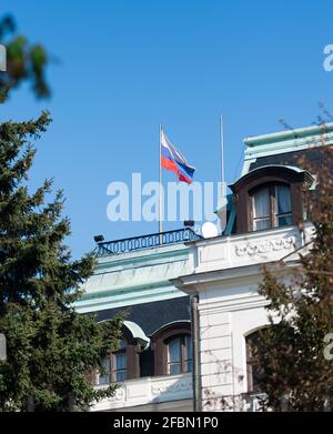 Prag - April 23: Botschaft der Russischen Föderation in Dejvice am 23. April 2021 in Prag, Tschechische Republik. Die Nationalflagge der Russischen Föderation flyin Stockfoto