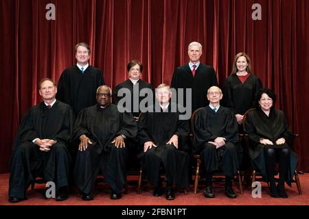 Am 23. April 2021 posieren Mitglieder des Obersten Gerichtshofs für ein Gruppenfoto vor dem Obersten Gerichtshof in Washington, DC. Sitzen von links: Stellvertretender Richter des Obersten Gerichtshofs Samuel A. Alito, Jr., stellvertretender Richter des Obersten Gerichtshofs Clarence Thomas, Chief Justice der Vereinigten Staaten John G. Roberts, Jr., stellvertretender Richter des Obersten Gerichtshofs Stephen G. Breyer und stellvertretender Richter des Obersten Gerichtshofs Sonia Sotomayor, von links stehend: Beisitzer Richter des Obersten Gerichtshofs Brett Kavanaugh, Beisitzer Richter des Obersten Gerichtshofs Elena Kagan, Beisitzer Richter des Obersten Gerichtshofs Neil M. Gorsu Stockfoto