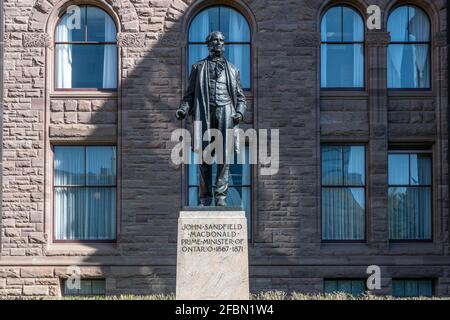 Skulptur oder Statue von John Sandfield Macdonald im Queen's Park beim Legislative Assembly Building der Provinz Ontario, Kanada Stockfoto