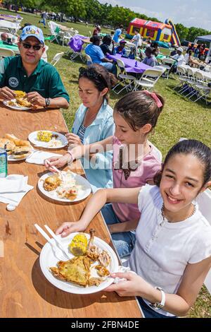 Miami Florida, Tropical Park Drug Free Youth in Town DFYIT, Teenager-Student Anti-Suchtgruppe Picknick, hispanische Familie Eltern Kinder Mutter Vater Mädchen Stockfoto