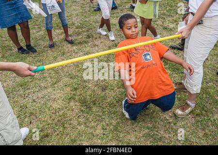 Miami Florida, Tropical Park Drug Free Youth in Town DFYIT, Student Anti-Suchtgruppe Picknick, Black Boy Limbo Contest schiefe Anstrengung unter Bar, Stockfoto