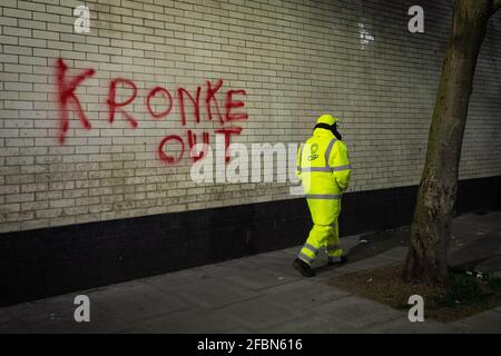 London, Großbritannien. 23. April 2021. Graffiti an einer Wand, nachdem Arsenal-Fans im Anschluss an die versuchte Abspaltung der Europäischen Super League vor einem Premier League-Spiel gegen Everton im Emirates Stadium in London gegen den Clubbesitzer Stan Kroenke protestierten. Bilddatum: Freitag, 23. April 2021. Bildnachweis sollte lauten: Matt Crossick/Empics/Alamy Live News Stockfoto