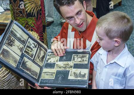 Florida Key Biscayne Community Center,Zentrum,Betancourt Family Reunion kubanisch hispanisch,Blick durch altes Fotoalbum Vater Sohn, Stockfoto