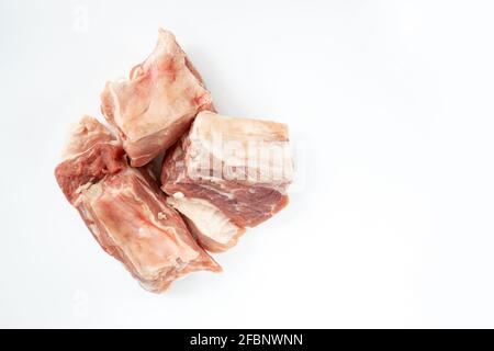 Rohes Fleisch in Nahaufnahme, ein Stück rohes Schweinefleisch Makro, frische rohe Schweinefleisch Rips für Grill und Braten isoliert auf weißem Hintergrund Stockfoto