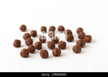 Knusprige Schokolade Getreidekugeln isoliert auf weißem Hintergrund, trockene Frühstück Schokolade gewürzt Kugeln Stockfoto
