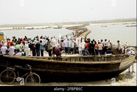 Danapur, Indien. April 2021. Am 23. April 2021 versammeln sich Menschen in der Nähe des Unfallortes im Gebiet von Danapur, dem östlichen Bundesstaat Bihar in Indien. Neun Menschen, darunter vier Frauen und drei Kinder, starben am Freitag in Bihar, als das Fahrzeug, in dem sie unterwegs waren, in einen Fluss stürzte, bestätigte ein lokaler Vertreter der Öffentlichkeit. Quelle: Str/Xinhua/Alamy Live News Stockfoto