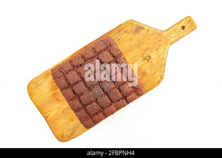 Hausgemachte Schokolade Brownie Kuchen auf Holz Schneidebrett Draufsicht isoliert auf weißem Hintergrund Stockfoto