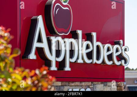 Beschilderung für Applebee's Neighborhood Grill + Bar, ein amerikanisches Restaurant mit zwangloser Atmosphäre. (USA) Stockfoto