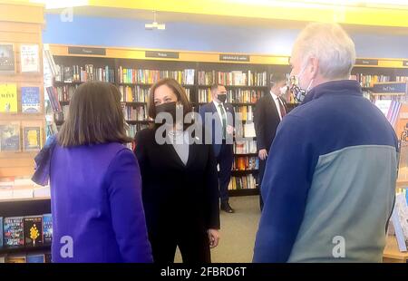 Concord, Vereinigte Staaten Von Amerika. April 2021. Die Vizepräsidentin der Vereinigten Staaten, Kamala Harris, besucht am Freitag, den 23. April 2021, einen unangekündigten Besuch in Gibsons Bookstore & Cafe an der South Main Street in Concord, New Hampshire.Quelle: David Martosko/Pool via CNP Quelle: dpa/Alamy Live News Stockfoto