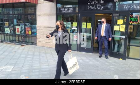 Concord, Vereinigte Staaten Von Amerika. April 2021. Die US-Vizepräsidentin Kamala Harris winkt, als sie am Freitag, den 23. April 2021, einen unangekündigten Besuch in Gibsons Bookstore & Cafe an der South Main Street in Concord, New Hampshire macht.Quelle: David Martosko/Pool via CNP Quelle: dpa/Alamy Live News Stockfoto