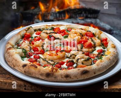 Pizza Garnelen mit Kirschtomaten im Holzofen gebraten Stockfoto