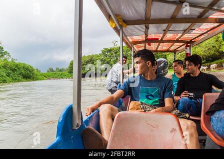 LA SUERTE, COSTA RICA - 14. MAI 2016: Passagiere eines Bootes, das von La Pavona nach Tortuguero auf dem Fluss La Suerte fährt. Stockfoto