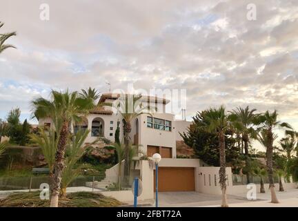 Alicante, Spanien - April, 2021: Freistehende Luxusvilla auf Privatgrundstück am Strand. Architektur im mediterranen Stil Stockfoto