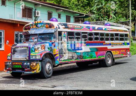 PORTOBELO, PANAMA - 28. MAI 2016: Farbenfroher Hühnerbus, ehemaliger US-Schulbus. Im Portobelo-Dorf Panama Stockfoto