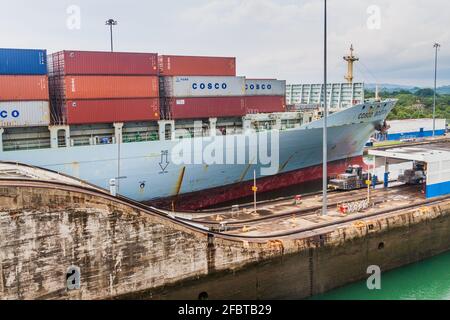 GATUN, PANAMA - 29. MAI 2016: Das Containerschiff COSCO Boston fährt durch Gatun Locks, Teil des Panamakanals. Stockfoto