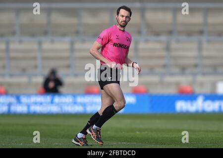 Eccles, Großbritannien. April 2021. Schiedsrichter James Child beim Warm Up in Eccles, Großbritannien am 4/23/2021. (Foto von Richard Long/News Images/Sipa USA) Quelle: SIPA USA/Alamy Live News Stockfoto