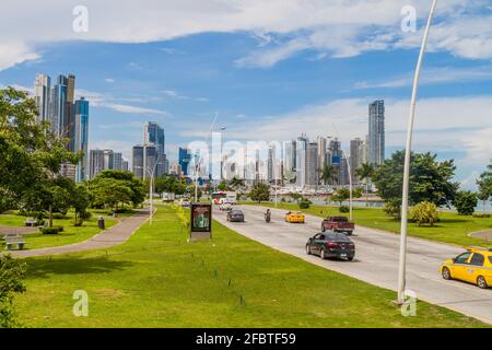 PANAMA-STADT, PANAMA - 30. MAI 2016: Blick auf moderne Wolkenkratzer und eine Verkehrs-Balboa-Allee in Panama City. Stockfoto