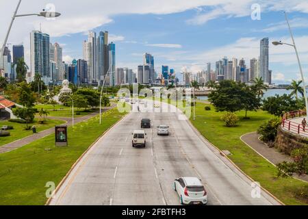 PANAMA-STADT, PANAMA - 30. MAI 2016: Blick auf moderne Wolkenkratzer und eine Verkehrs-Balboa-Allee in Panama City. Stockfoto